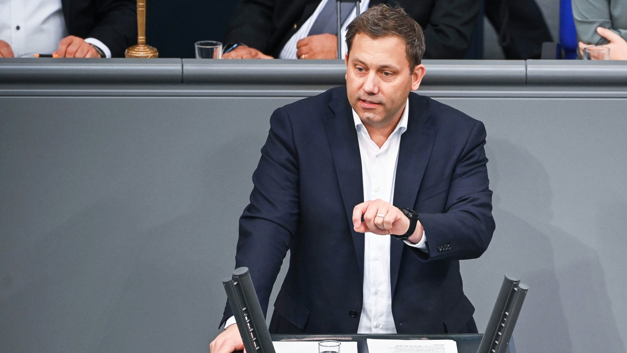 Finanzminister Lars Klingbeil (SPD) im Bundestag: Er wäre töricht, sich Staatsschuldenminister zu nennen.