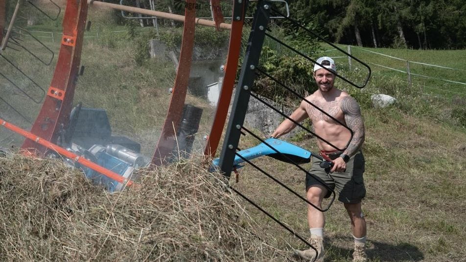 Packt auch in der heimischen Landwirtschaft an: Ski-Star Marcel Hirscher. Packt auch in der heimischen Landwirtschaft an: Ski-Star Marcel Hirscher.