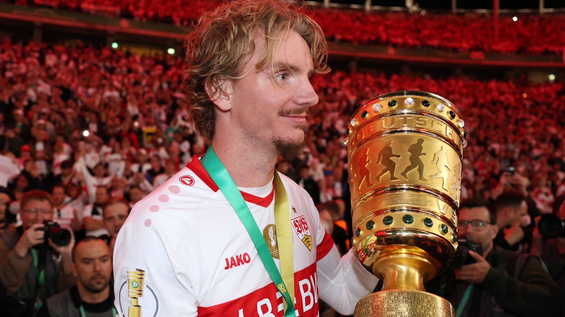 Nick Woltemade und der VfB Stuttgart gewannen 2025 den DFB-Pokal. Nick Woltemade und der VfB Stuttgart gewannen 2025 den DFB-Pokal.