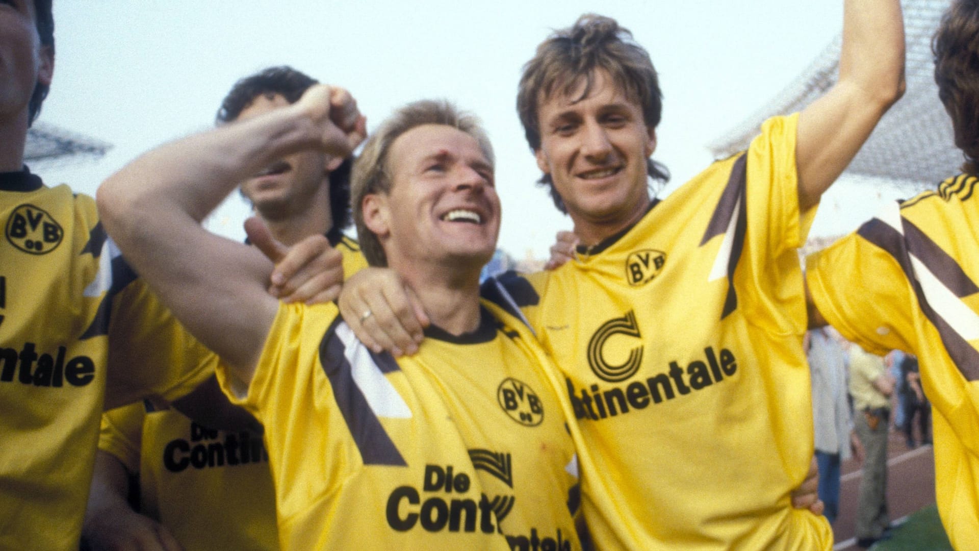 Frank Mill (r.) Arm in Arm mit Murdo MacLeod: Der ehemalige Stürmer starb am Dienstagmorgen.