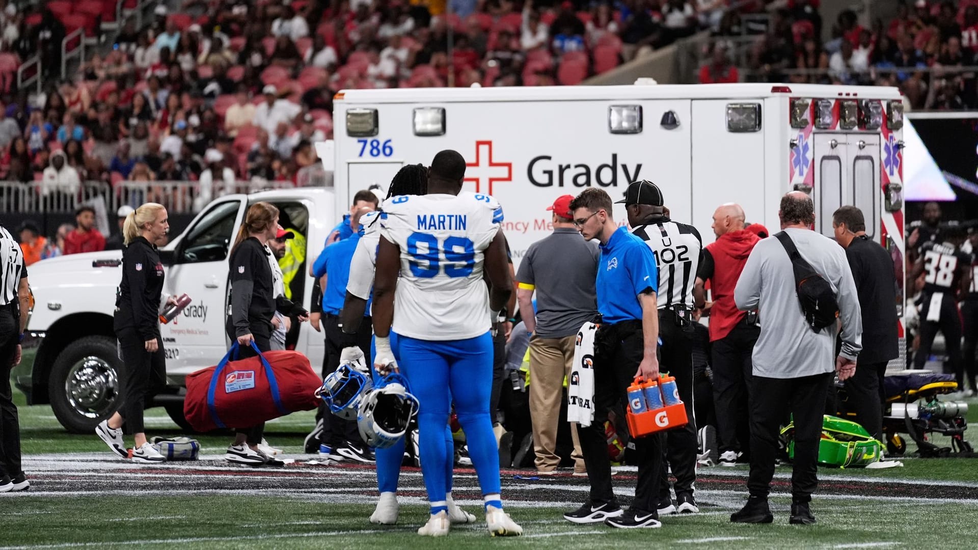 Ein Krankenwagen auf dem Feld in Atlanta: Im Testspiel der NFL kam es zu einem schweren Zwischenfall. Ein Krankenwagen auf dem Feld in Atlanta: Im Testspiel der NFL kam es zu einem schweren Zwischenfall.