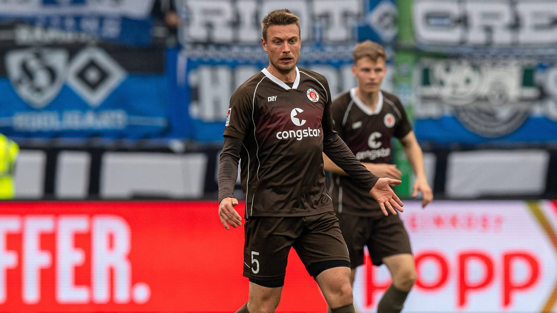 Hauke Wahl am Ball (Archivbild): Der Abwehrchef des FC St. Pauli freut sich schon auf die Bundesliga-Derbys gegen den Aufsteiger HSV.