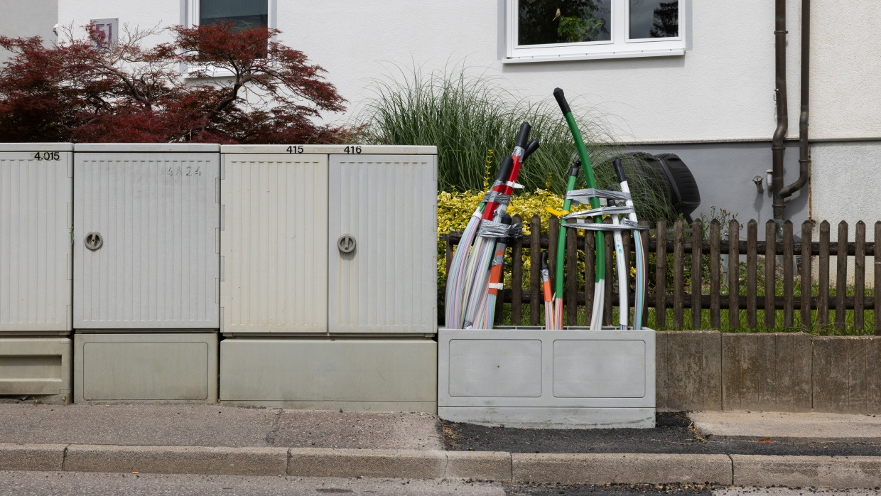Noch nicht vernetzt: In Friolzheim in Baden-Württemberg ragen Glasfaserkabel aus einem Verteilkasten am Straßenrand hervor.