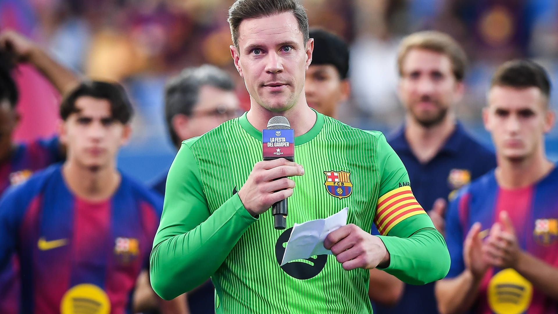 Besser den Zettel in der Hand: Ter Stegen hält eine Rede.