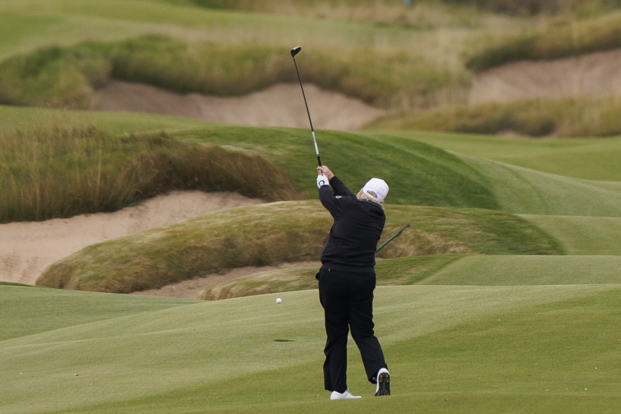 US-Präsident Donald Trump bei der Eröffnung seines Golfplatzes Trump Internantional Golf Links in Schottland
