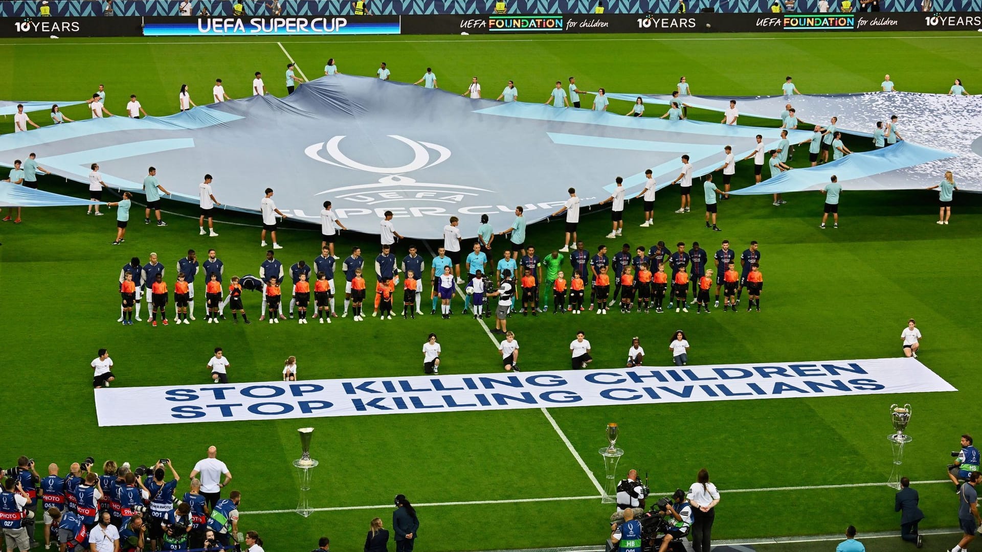 Die Mannschaften stehen hinter dem Banner: Die Uefa entschloss sich zu einer politischen Botschaft. Die Mannschaften stehen hinter dem Banner: Die Uefa entschloss sich zu einer politischen Botschaft.