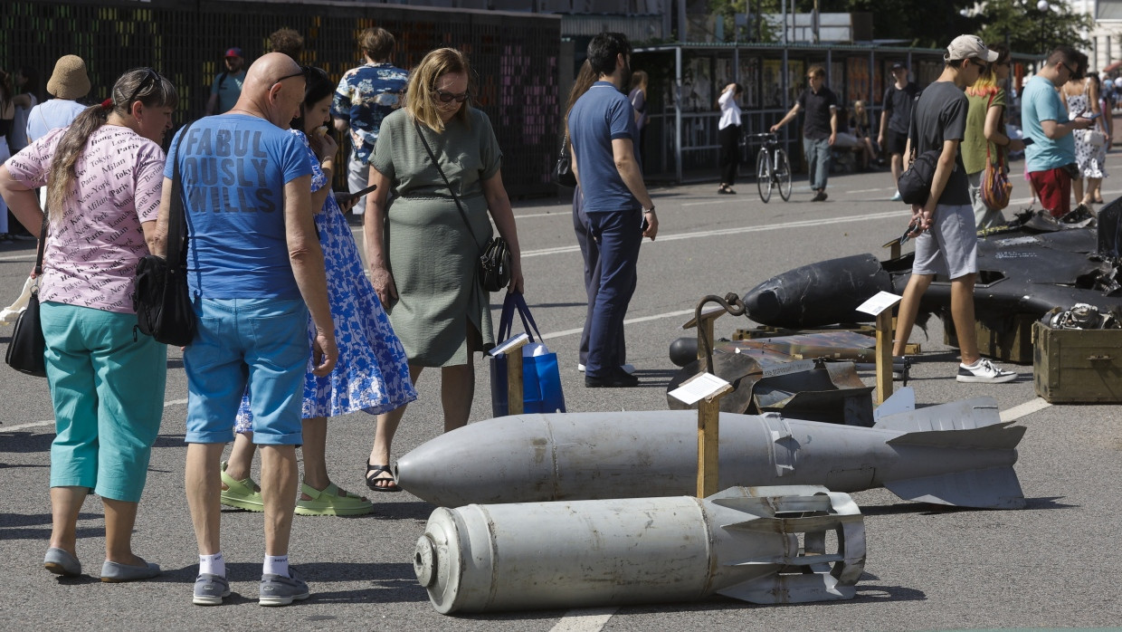 Spuren des Krieges: Eine Open-Air-Ausstellung russischer Bomben im Zentrum Kiews