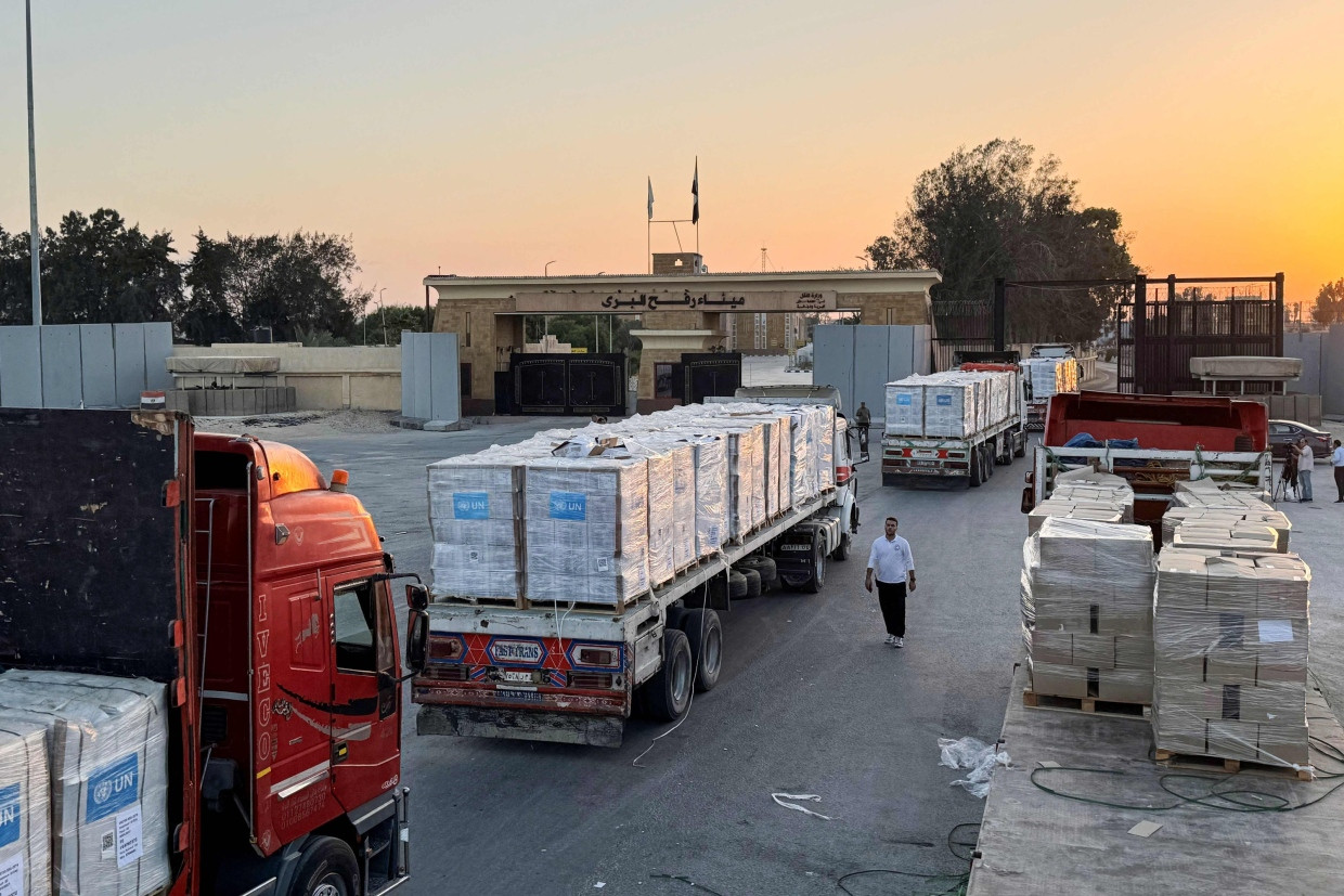 Lastwagen mit Hilfsgütern am Sonntag auf ägyptischer Seite am Grenzübergang Rafah