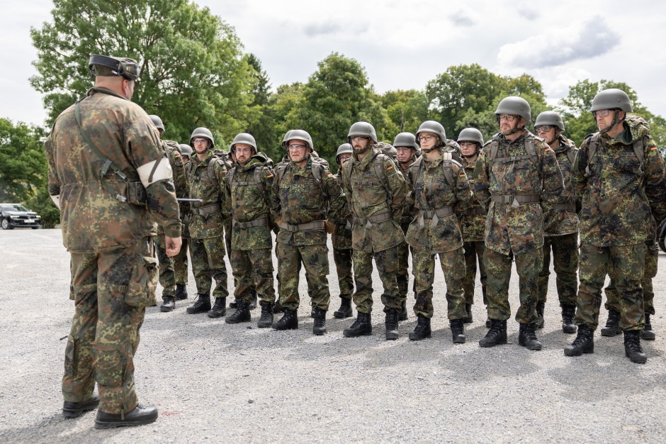 Die Teilnehmer: Gemeinsam mit 60 wildfremden Menschen verbringt Bilfinger-Chef Thomas Schulz seinen Urlaub bei der Bundeswehr.