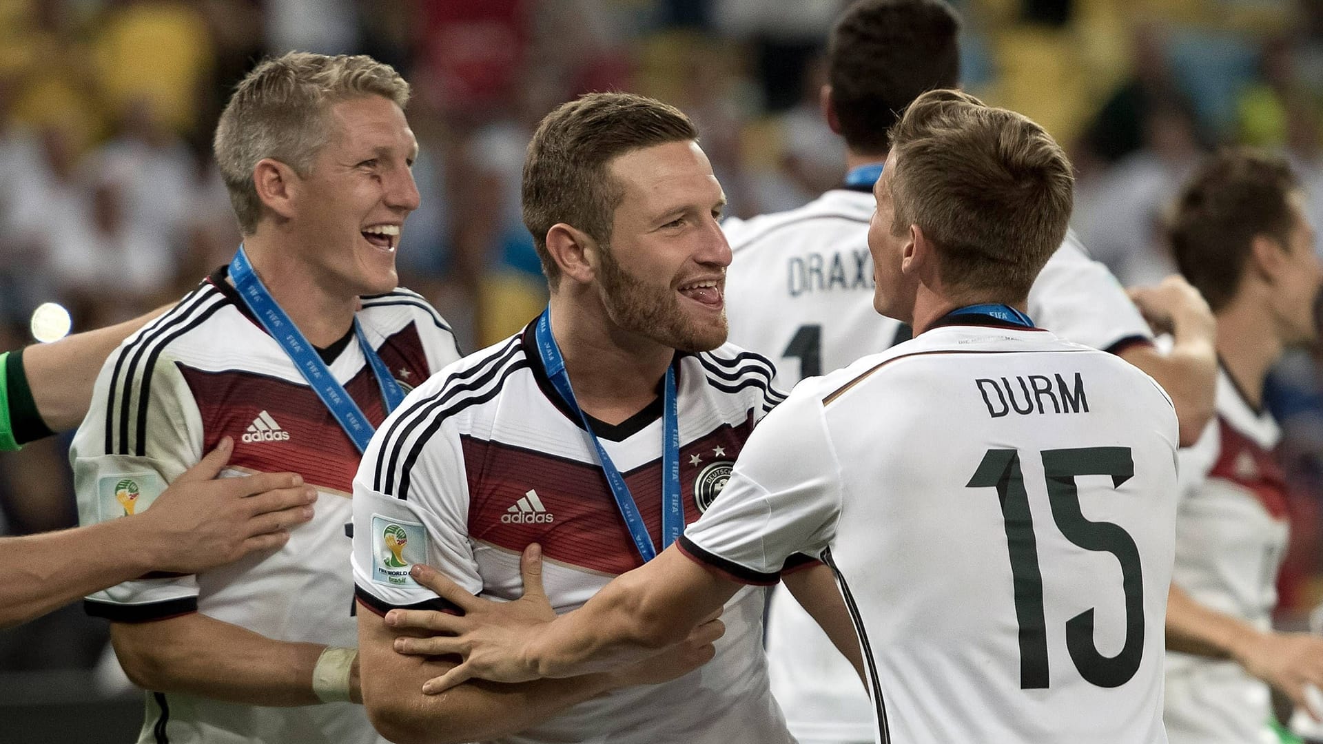 Shkodran Mustafi (Mitte) mit Bastian Schweinsteiger und Erik Durm: Zusammen gewannen sie 2014 den WM-Titel. Shkodran Mustafi (Mitte) mit Bastian Schweinsteiger und Erik Durm: Zusammen gewannen sie 2014 den WM-Titel.