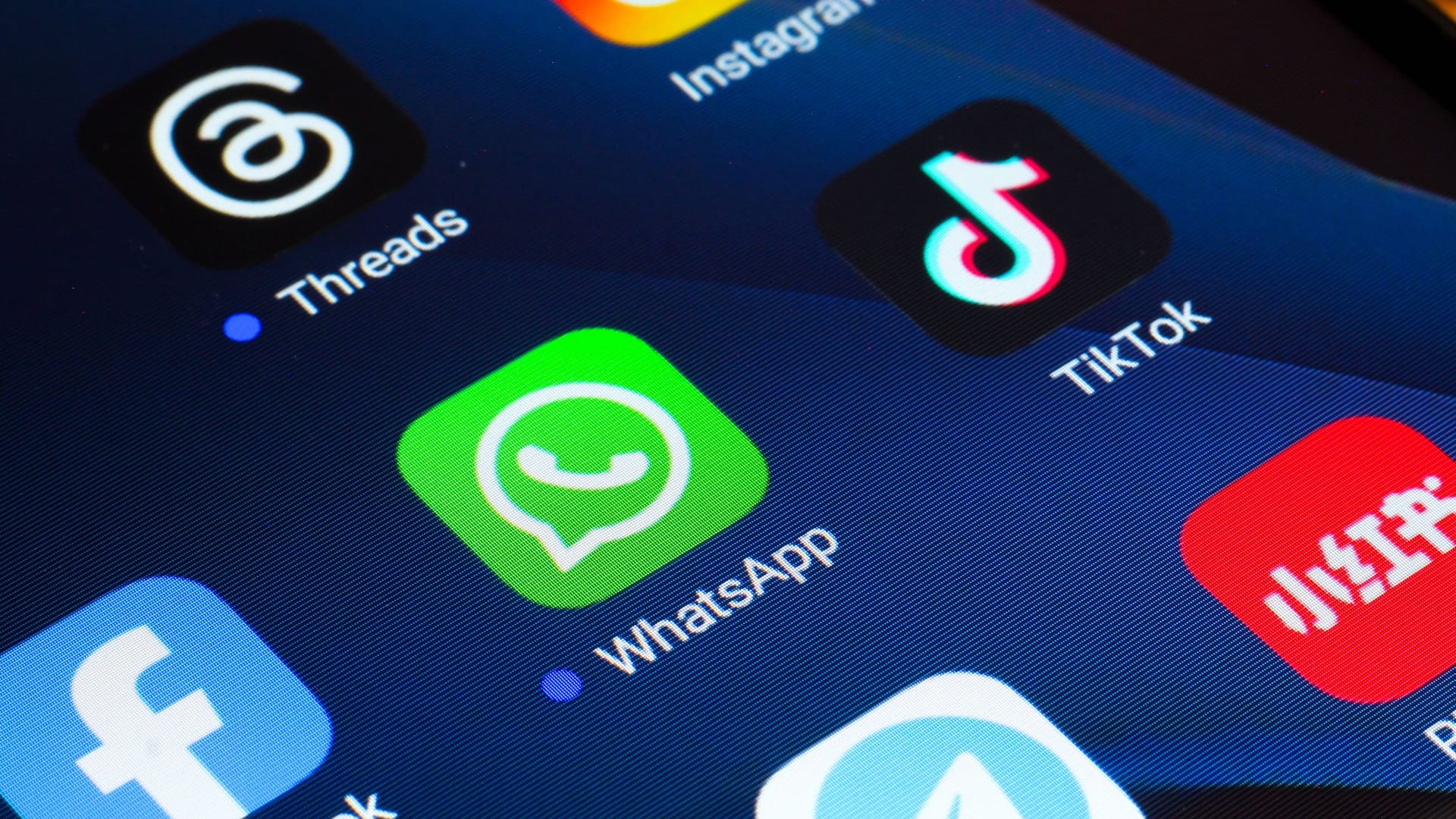 WhatsApp-Icon auf dem Smartphone: Auch in Deutschland hat die Messenger-App nun einen KI-Assistenten. WhatsApp-Icon auf dem Smartphone: Auch in Deutschland hat die Messenger-App nun einen KI-Assistenten.