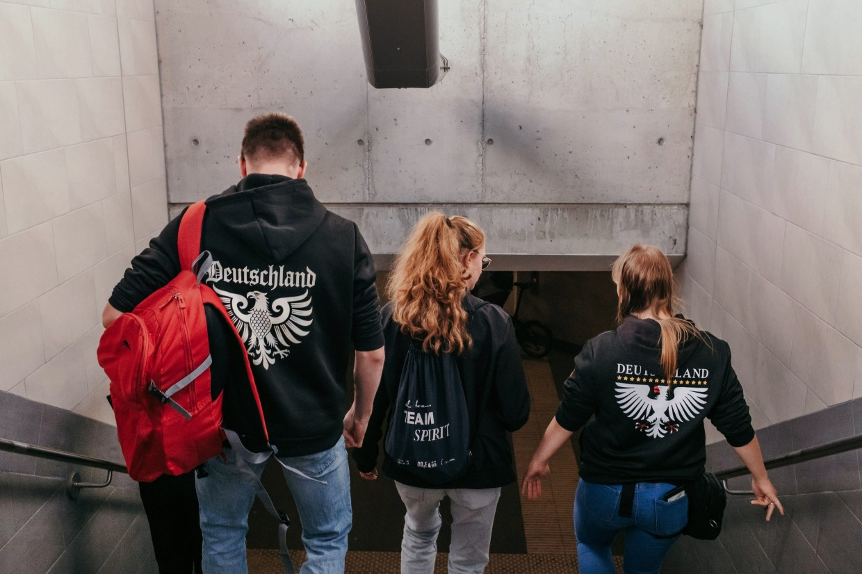 Rechte Jugendliche auf dem Weg zum Protest gegen den CSD