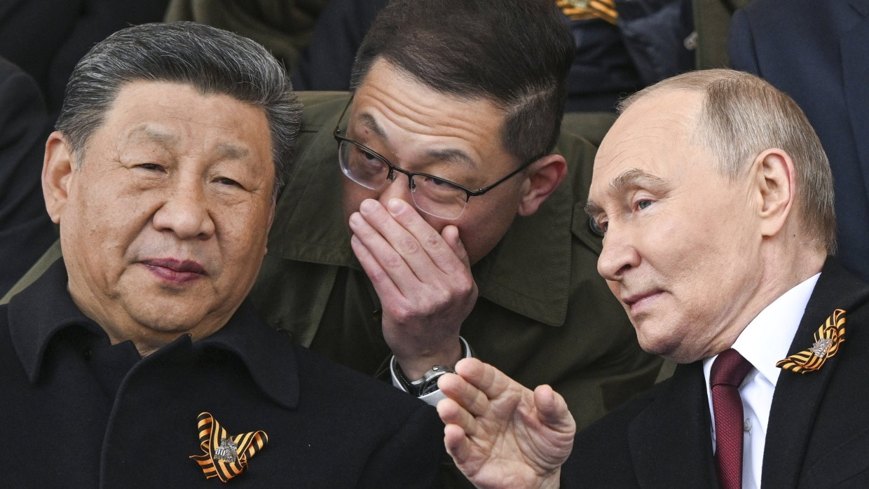 Der russische Präsident Wladimir Putin und der chinesische Präsident Xi Jinping unterhalten sich während der Militärparade zum „Tag des Sieges“ anlässlich der Feierlichkeiten zum 80. Jahrestag des Sieges der Sowjetunion über Nazi-Deutschland im Zweiten Weltkrieg.